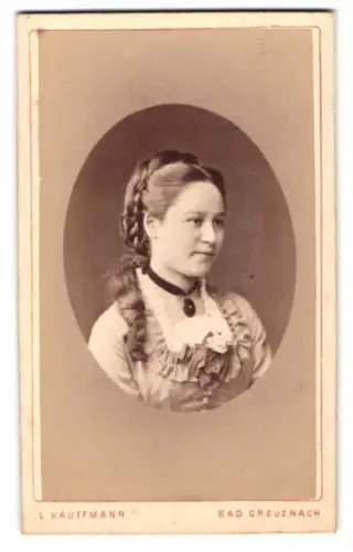 Fotografie L. Kauffmann, Bad Creuznach, junge Frau mit geflochtenen Haaren und Anhänger