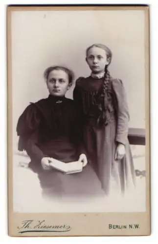 Fotografie Th. Ziesemer, Berlin, Mutter mit junger Tochter samt geflochtenem Zopf