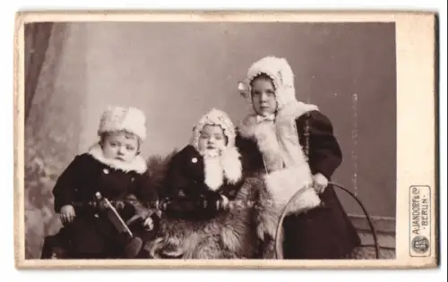 Fotografie A. Jandorf & Co., Berlin, drei kleine Kinder in Winterlicher Kleidung mit Mütze