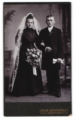 Fotografie Louis Schindhelm, Ebersbach i. Sa., Brautpaar im schwarzen Hochzeitskleid mit Schleier und Brautstrauss