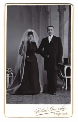 Fotografie Julius Grusche, Neugersdorf, junges Hochzeitspaar im schwarzen Brautkleid und Anzug nebst Zylinder