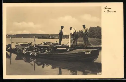 AK Fischer bei ihrem Boot auf dem Bodensee
