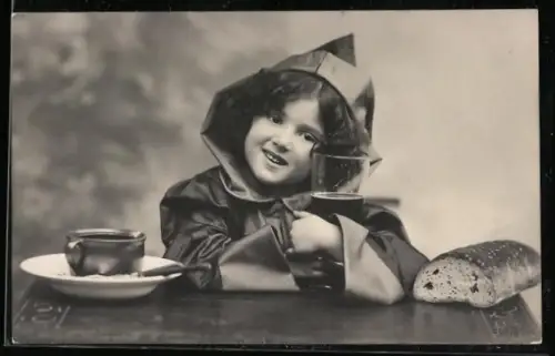 AK Münchner Kindl mit Bierglas und Brot