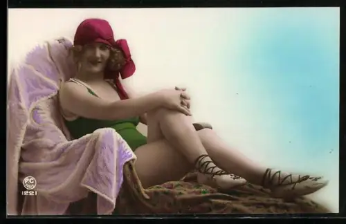 AK Junge Dame im Badeanzug im Liegestuhl