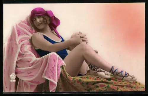 AK Frau im blauen Badeanzug mit Tanzschuhen