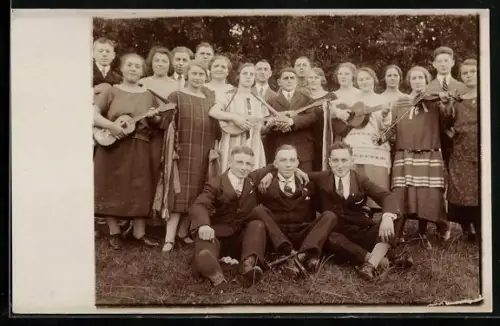 Foto-AK Wandervögel mit Gitarren, Camping