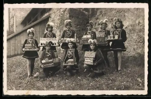 Foto-AK Junge Frauen mit Modellbau-Häusern