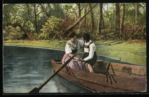 AK Paar in Trachten in einem Ruderboot