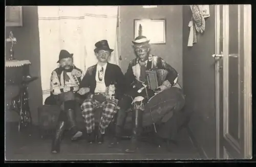 Foto-AK Drei Männer in Kostümen zum Fasching