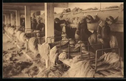 AK Männer bei der Flachsverarbeitung, Landwirtschaft