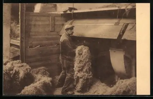 AK Mann vor einer Maschine bei der Verarbeitung von Flachs