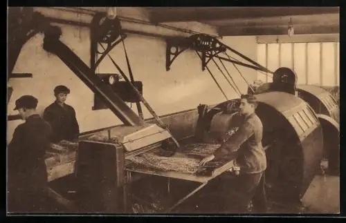 AK Männer in der Werkstatt bei der Verarbeitung von Flachs