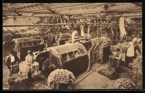 AK Arbeiter in einer Werkstatt bei der Verarbeitung von Flachs