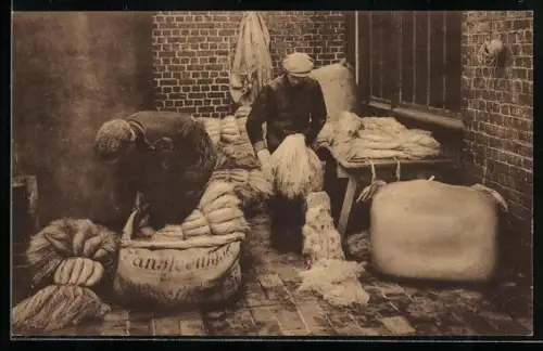AK Männer beim Verpacken von Flachsbündeln