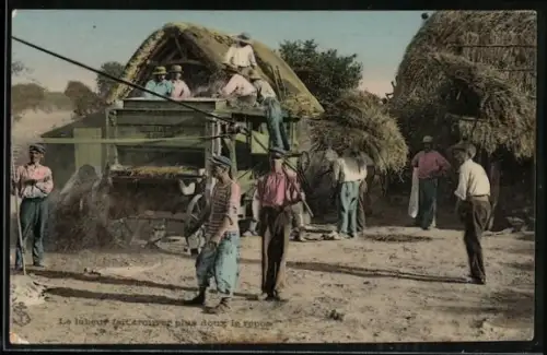 AK Bauern bei der Arbeit mit einer Maschine