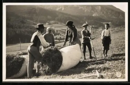 AK Bauern in den Bergen bei der Arbeit auf einer Wiese