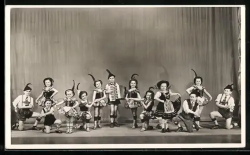 AK Manias, Lilliput, Gruppenfoto bei einer Vorstellung