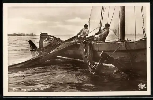 AK Fischfang auf dem Haff, Netze werden ins Fischerboot gezogen