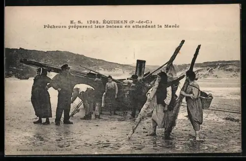 AK Équihen /P.-de-C., Fischer mit ihren Boot am Strand