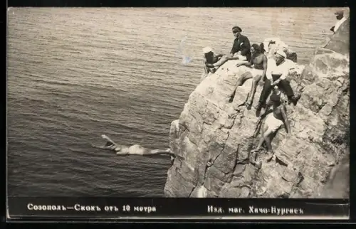 AK Frau springt von einem Felsen ins Meer