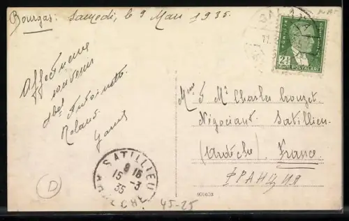 AK Frau springt von einem Felsen ins Meer