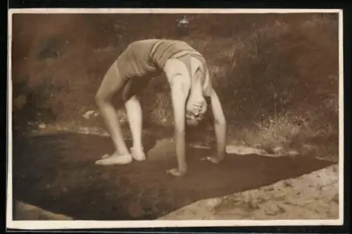 Foto-AK Frau macht eine Brücke am Strand