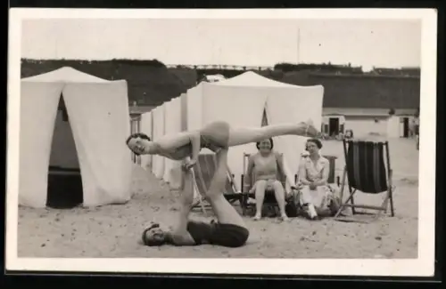 Foto-AK Zwei Frauen turnen am Strand