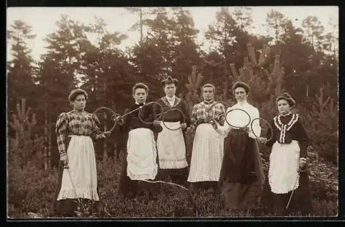 Foto-AK Frauen mit Reifen am Waldesrand