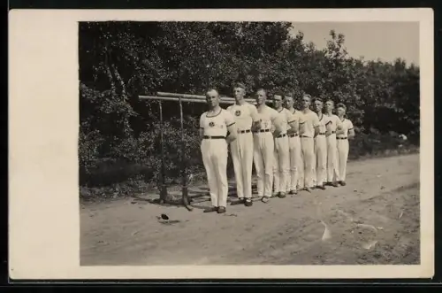 Foto-AK Turner neben einem Barren