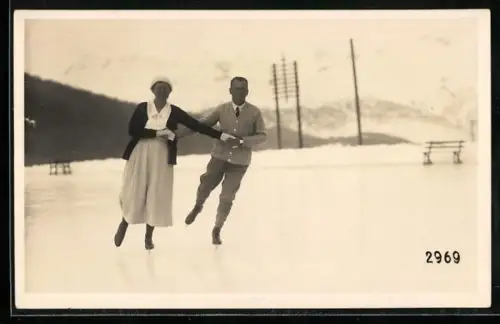 Foto-AK Paar beim Schlittschuhlaufen auf dem Eis