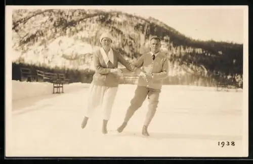 Foto-AK Paar mit Schlittschuhen auf dem Eis