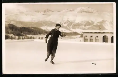 Foto-AK Dame beim Schlittschuhlaufen auf dem Eis