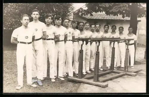 Foto-AK Turner neben einem Barren 1930