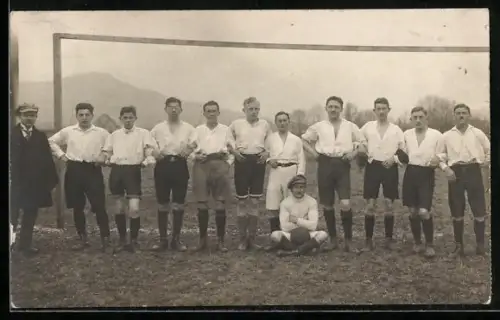 Foto-AK Gruppenfoto einer Fussball-Mannschaft vor dem Tor