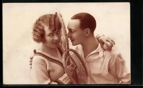 Foto-AK ASR Nr. 5817: Paar mit Tennisschlägern in intimer Pose