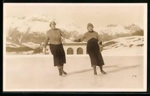 Foto-AK Zwei Damen auf Schlittschuhen vor einem Bergpanorama