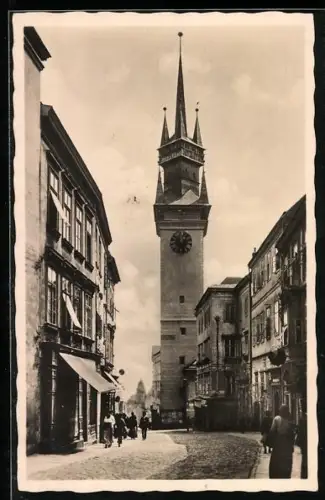 AK Znaim a. d. Thaya, Strassenpartie mit Rathausturm