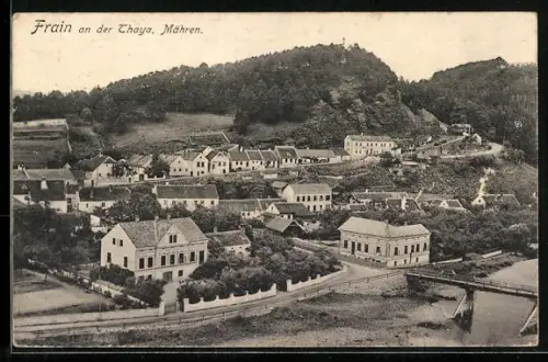 AK Frain an der Thaya, Panorama mit Strassenpartie