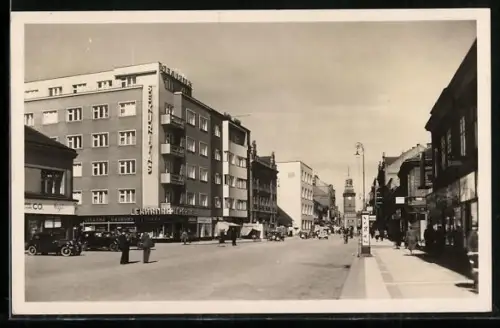 AK Pardubice, Strassenpartie mit Passanten