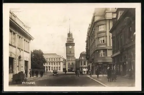 AK Pardubice, Strassenpartie mit Passanten
