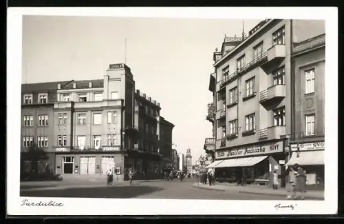 AK Pardubice, Strassenpartie mit Passanten
