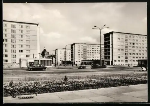 AK Karl-Marx-Stadt, Wilhelm-Pieck-Strasse mit Autos und Passanten