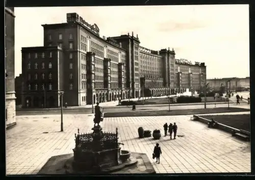 AK Leipzig, Ringbebauung mit Denkmal und Passanten