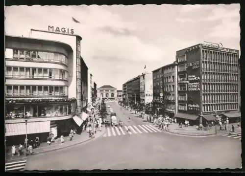 AK Hannover, Bahnhofstrasse mit Bahnhof und Passanten, Magis-Gebäude