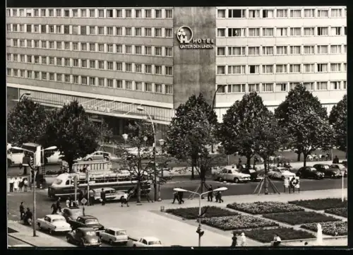 AK Berlin, Hotel Unter den Linden mit Strassenpartie, Passanten und Bus