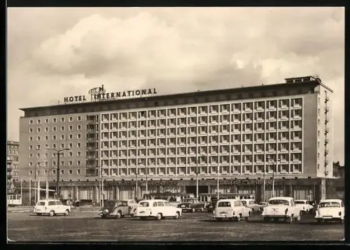 AK Magdeburg, Hotel International mit geparkten Autos