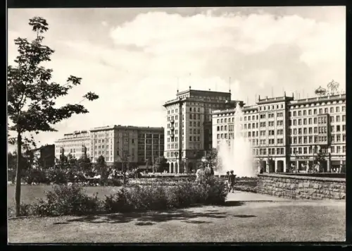 AK Magdeburg, Wilhelm-Pieck-Allee, Blick auf Gebäude mit Brunnen