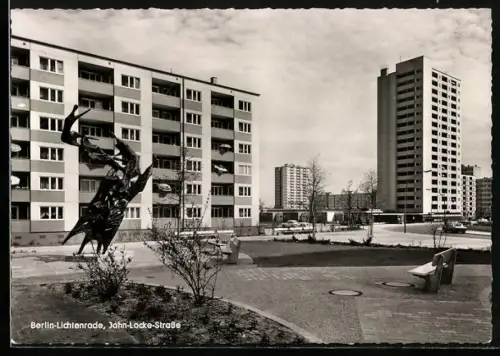 AK Berlin-Lichtenrade, John-Locke-Strasse mit Kunstwerk