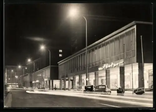 AK Karl-Marx-Stadt, Strasse der Nationen mit Geschäften bei Nacht