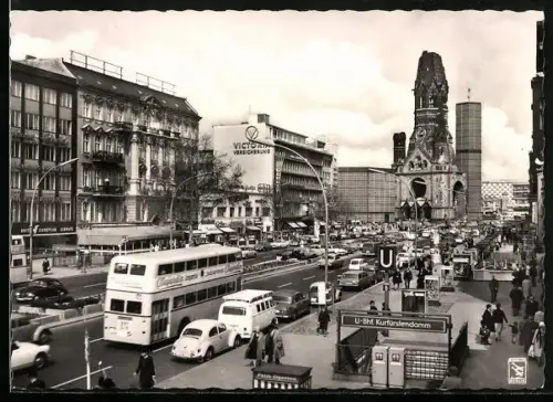 AK Berlin, U-Bahnhof Kurfürstendamm mit Geschäften und Gedächtniskirche